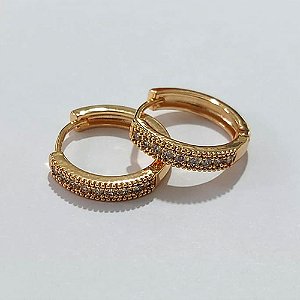 BRINCO FOLHEADO A OURO + VERNIZ - BRINCO DE ARGOLA COM 1 FILEIRA DE MICRO ZIRCÔNIAS 17MM - OUBR000624