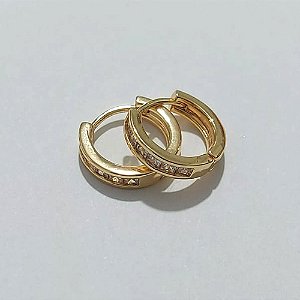 BRINCO FOLHEADO A OURO - BANHADO COM 5 MILÉSIMOS + VERNIZ DIAMOND - BRINCO DE ARGOLA COM MICRO ZIRCÔNIAS 13MM OUBR000631