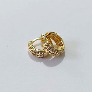BRINCO FOLHEADO A OURO + VERNIZ - BRINCO DE ARGOLA COM 3 FILEIRAS DE MICRO ZIRCÔNIAS 11MM OUBR000697
