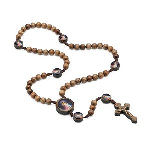 Terço Jesus Misericordioso de Madeira Imbuia 8mm: fé, confiança e misericórdia nas suas mãos