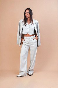Calça Cidra -  alfaiataria minimalista que une sofisticação e conforto em cada detalhe. Confeccionada em linho misto
