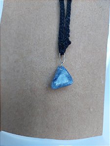 Colar em crochê e pingente quartzo azul