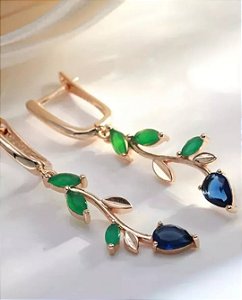 Brinco banhado a ouro com zircônia azul