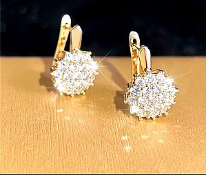 Brinco gancho banhado a ouro com zirconias flor