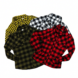Blusa quadriculada.