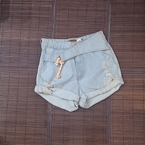 Short jeans com cinto colorido