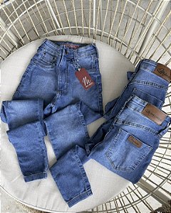 Calça skinny com elastano.