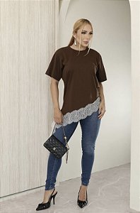 Blusa assimétrica renda na ponta.