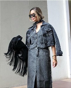 Jaqueta Jeans Preta com Tachas e Lavagem Estonada