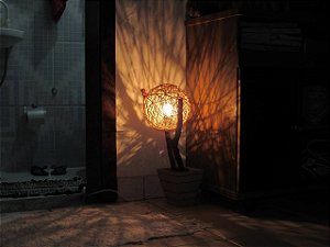 Luminária Raiz de Jabuticaba – Peça Autoral em Madeira Natural