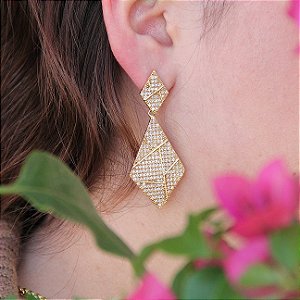 Brinco losangos cravejados de zirconias brancas folheado a Ouro 18k