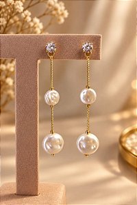 Brinco fio com zircônia branca e perola barrocas folheado a Ouro 18k