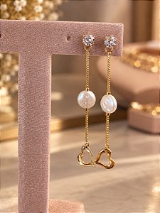Brinco fio com zircônia branca perola barroca e coração folheado a Ouro 18k
