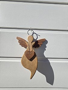 Anjo parede com colar de coração