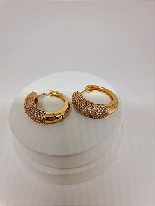 Argola individual banho em ouro amarelo 18 k  micro cravação zircônia
