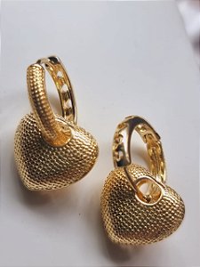 Brinco Argola Coração Texturizado Banho ouro amarelo 18k