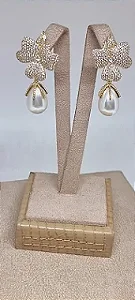 Brinco Flor Pérola cravejado Zircônia
