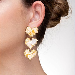 Brinco Pendente Coração Triplo Marmorizado