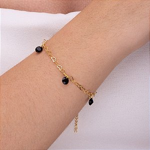 Pulseira com pedra preto na corrente de coração folheado a ouro