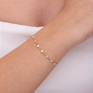 Pulseira com pedrinhas furtacor intercalada com bolinhas douradas folheadas a ouro