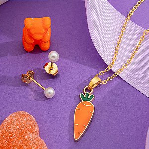 Conjunto infantil com pingente de cenoura laranja e brinco de perola folheado a ouro