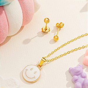 Conjunto infantil com pingente de carinha branca e brinco de bolinha folheado a ouro