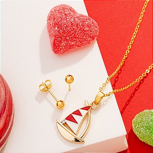Conjunto infantil com pingente de barco vermelho e brinco de bolinha folheado a ouro