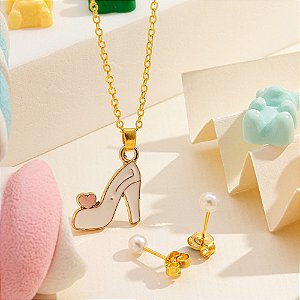 Conjunto infantil com pingente sapato branco e brinco de pérola folheado a ouro