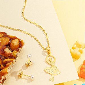 Conjunto infantil com pingente de bailaria e brinco de pérola folheado a ouro