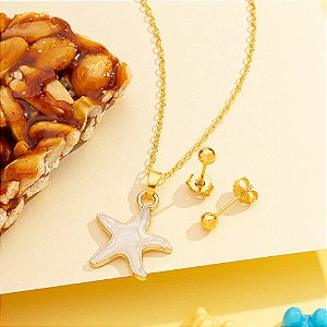 Conjunto infantil com pingente de estrela do mar perolado e brinco de bolinha folheado a ouro