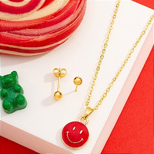 Conjunto infantil com pingente de carinha vermelha e brinco de bolinha folheado a ouro