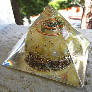 Orgonite Pirâmide Meditação da Abundância 6,5cm - Quartzo Amarelo e Pirita