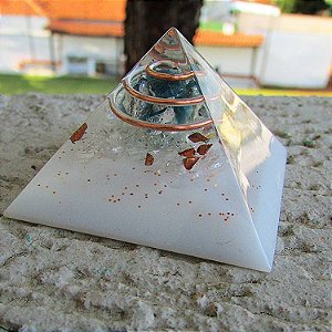 Orgonite Pirâmide Elevação Vibracional 4,5 cm - Apatita Azul