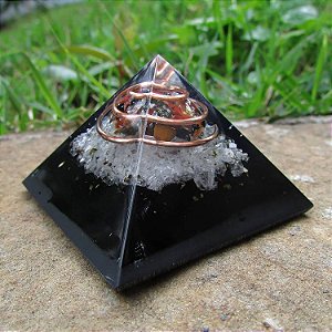 Orgonite Pirâmide Contra Inveja 4,5cm - Ágata com Sal Grosso, Arruda e Pó de Turmalina