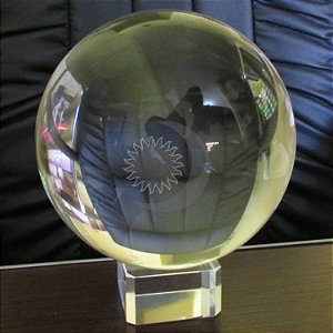 Bola de Cristal Transparente de Mesa Office 13cm Com Base de Cristal