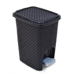 Lixeira c/ pedal rattan preta Arqplast 7L Ref. 25738