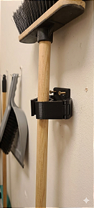 Suporte universal para vassoura, fixação com dupla face ou parafusos