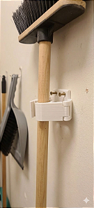 Suporte universal para vassoura, fixação com dupla face ou parafusos