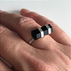 Anel feminino com obsidiana facetada, em Prata 925
