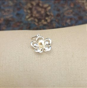 Pingente Delicado Flor com Petala de Pérola