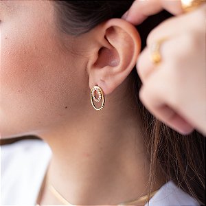 Brinco Feminino Oval banhado a ouro amarelo com zirconias brancas.