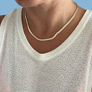 Colar chocker estilo laminada, banhada com ouro amarelo.
