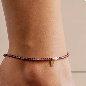 Tornozeleira Cristais Vinho com Pérola de Água Doce e Peixinho Liso