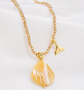 Choker Cristais Bege com Concha Madrepérola Berloque Peixe