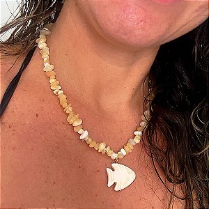 Chocker Cristais Cascalho Bege com Pingentes Peixe Resina