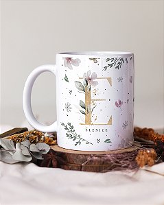 Caneca tradicional personalizada floral + inicial + frase
