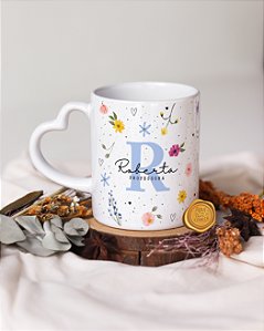 Caneca alça coração floral com inicial