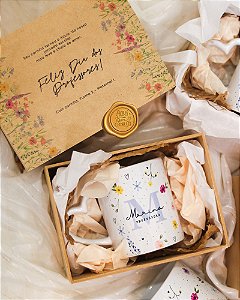 Kit caneca com alça de coração arte floral + caixa de mdf personalizada