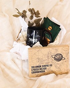 Kit caneca preta seu universo + caixa de mdf personalizada + café dripp coffee