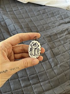 Pingente besouro | flor